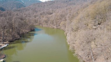 Dağ manzaralı küçük yeşil göl insansız hava manzarası, tepeler ve vahşi doğa ile çevrili temiz su, seyahat, coğrafya, çevre ve uzak doğa konsepti için doğal manzara
