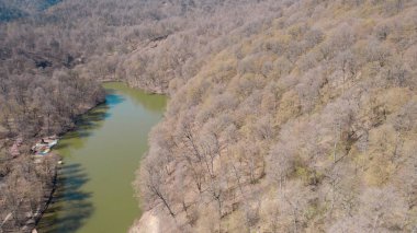 Dağ manzaralı küçük yeşil göl insansız hava manzarası, tepeler ve vahşi doğa ile çevrili temiz su, seyahat, coğrafya, çevre ve uzak doğa konsepti için doğal manzara