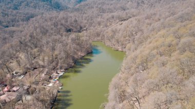 Dağ manzaralı küçük yeşil göl insansız hava manzarası, tepeler ve vahşi doğa ile çevrili temiz su, seyahat, coğrafya, çevre ve uzak doğa konsepti için doğal manzara
