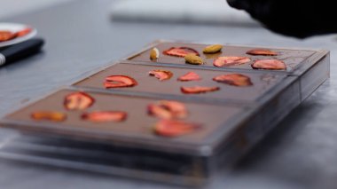 Kakao İşleme ve Şekerleme Üretim Hattı ile Çikolata Fabrikası Üretim Süreci, Endüstriyel Gıda Üretimi, Şekerler ve Şekerler Modern İşleme Tesisinde Ekipman Yapımı.