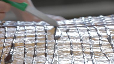 Fırın Çalışma Süreci. Profesyonel Fırın Mutfağında Tatlı Kek İşlemi Yapıyorum. Fırıncıların çalıştığı Sweets Pastanesi Üretim Süreci. Şekerleme Üretimi ve Endüstriyel Pasta Hazırlığı. Hamur ve Tatlı Yapımı Konsepti.