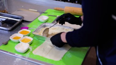 Fırın Çalışma Süreci. Profesyonel Fırın Mutfağında Tatlı Kek İşlemi Yapıyorum. Fırıncıların çalıştığı Sweets Pastanesi Üretim Süreci. Şekerleme Üretimi ve Endüstriyel Pasta Hazırlığı. Hamur ve Tatlı Yapımı Konsepti.