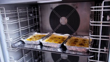 Fırın Çalışma Süreci. Profesyonel Fırın Mutfağında Tatlı Kek İşlemi Yapıyorum. Fırıncıların çalıştığı Sweets Pastanesi Üretim Süreci. Şekerleme Üretimi ve Endüstriyel Pasta Hazırlığı. Hamur ve Tatlı Yapımı Konsepti.