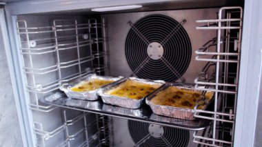 Fırın Çalışma Süreci. Profesyonel Fırın Mutfağında Tatlı Kek İşlemi Yapıyorum. Fırıncıların çalıştığı Sweets Pastanesi Üretim Süreci. Şekerleme Üretimi ve Endüstriyel Pasta Hazırlığı. Hamur ve Tatlı Yapımı Konsepti.