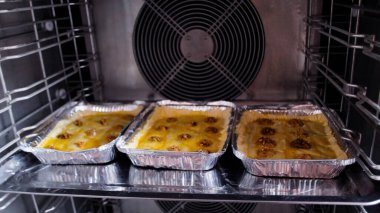 Fırın Çalışma Süreci. Profesyonel Fırın Mutfağında Tatlı Kek İşlemi Yapıyorum. Fırıncıların çalıştığı Sweets Pastanesi Üretim Süreci. Şekerleme Üretimi ve Endüstriyel Pasta Hazırlığı. Hamur ve Tatlı Yapımı Konsepti.