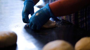 Fırın Çalışma Süreci. Profesyonel Fırın Mutfağında Tatlı Kek İşlemi Yapıyorum. Fırıncıların çalıştığı Sweets Pastanesi Üretim Süreci. Şekerleme Üretimi ve Endüstriyel Pasta Hazırlığı. Hamur ve Tatlı Yapımı Konsepti.