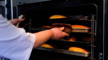 Fırın Çalışma Süreci. Profesyonel Fırın Mutfağında Tatlı Kek İşlemi Yapıyorum. Fırıncıların çalıştığı Sweets Pastanesi Üretim Süreci. Şekerleme Üretimi ve Endüstriyel Pasta Hazırlığı. Hamur ve Tatlı Yapımı Konsepti.