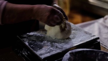 Fırın Çalışma Süreci. Profesyonel Fırın Mutfağında Tatlı Kek İşlemi Yapıyorum. Fırıncıların çalıştığı Sweets Pastanesi Üretim Süreci. Şekerleme Üretimi ve Endüstriyel Pasta Hazırlığı. Hamur ve Tatlı Yapımı Konsepti.