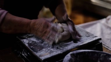 Fırın Çalışma Süreci. Profesyonel Fırın Mutfağında Tatlı Kek İşlemi Yapıyorum. Fırıncıların çalıştığı Sweets Pastanesi Üretim Süreci. Şekerleme Üretimi ve Endüstriyel Pasta Hazırlığı. Hamur ve Tatlı Yapımı Konsepti.