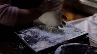 Fırın Çalışma Süreci. Profesyonel Fırın Mutfağında Tatlı Kek İşlemi Yapıyorum. Fırıncıların çalıştığı Sweets Pastanesi Üretim Süreci. Şekerleme Üretimi ve Endüstriyel Pasta Hazırlığı. Hamur ve Tatlı Yapımı Konsepti.