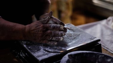 Fırın Çalışma Süreci. Profesyonel Fırın Mutfağında Tatlı Kek İşlemi Yapıyorum. Fırıncıların çalıştığı Sweets Pastanesi Üretim Süreci. Şekerleme Üretimi ve Endüstriyel Pasta Hazırlığı. Hamur ve Tatlı Yapımı Konsepti.