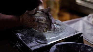 Fırın Çalışma Süreci. Profesyonel Fırın Mutfağında Tatlı Kek İşlemi Yapıyorum. Fırıncıların çalıştığı Sweets Pastanesi Üretim Süreci. Şekerleme Üretimi ve Endüstriyel Pasta Hazırlığı. Hamur ve Tatlı Yapımı Konsepti.