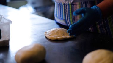 Fırın Çalışma Süreci. Profesyonel Fırın Mutfağında Tatlı Kek İşlemi Yapıyorum. Fırıncıların çalıştığı Sweets Pastanesi Üretim Süreci. Şekerleme Üretimi ve Endüstriyel Pasta Hazırlığı. Hamur ve Tatlı Yapımı Konsepti.