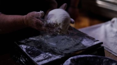 Fırın Çalışma Süreci. Profesyonel Fırın Mutfağında Tatlı Kek İşlemi Yapıyorum. Fırıncıların çalıştığı Sweets Pastanesi Üretim Süreci. Şekerleme Üretimi ve Endüstriyel Pasta Hazırlığı. Hamur ve Tatlı Yapımı Konsepti.