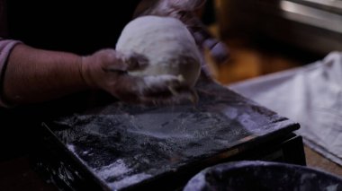 Fırın Çalışma Süreci. Profesyonel Fırın Mutfağında Tatlı Kek İşlemi Yapıyorum. Fırıncıların çalıştığı Sweets Pastanesi Üretim Süreci. Şekerleme Üretimi ve Endüstriyel Pasta Hazırlığı. Hamur ve Tatlı Yapımı Konsepti.