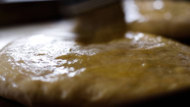 Fırın Çalışma Süreci. Profesyonel Fırın Mutfağında Tatlı Kek İşlemi Yapıyorum. Fırıncıların çalıştığı Sweets Pastanesi Üretim Süreci. Şekerleme Üretimi ve Endüstriyel Pasta Hazırlığı. Hamur ve Tatlı Yapımı Konsepti.