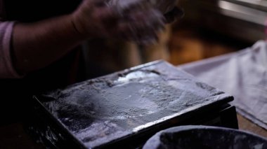 Fırın Çalışma Süreci. Profesyonel Fırın Mutfağında Tatlı Kek İşlemi Yapıyorum. Fırıncıların çalıştığı Sweets Pastanesi Üretim Süreci. Şekerleme Üretimi ve Endüstriyel Pasta Hazırlığı. Hamur ve Tatlı Yapımı Konsepti.