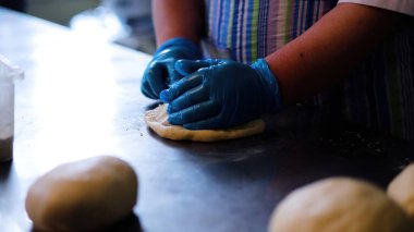 Fırın Çalışma Süreci. Profesyonel Fırın Mutfağında Tatlı Kek İşlemi Yapıyorum. Fırıncıların çalıştığı Sweets Pastanesi Üretim Süreci. Şekerleme Üretimi ve Endüstriyel Pasta Hazırlığı. Hamur ve Tatlı Yapımı Konsepti.