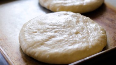 Fırın Çalışma Süreci. Profesyonel Fırın Mutfağında Tatlı Kek İşlemi Yapıyorum. Fırıncıların çalıştığı Sweets Pastanesi Üretim Süreci. Şekerleme Üretimi ve Endüstriyel Pasta Hazırlığı. Hamur ve Tatlı Yapımı Konsepti.