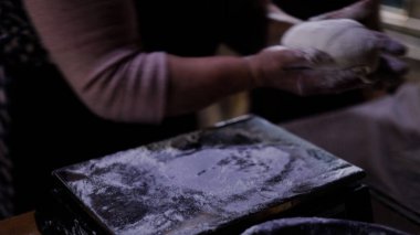 Fırın Çalışma Süreci. Profesyonel Fırın Mutfağında Tatlı Kek İşlemi Yapıyorum. Fırıncıların çalıştığı Sweets Pastanesi Üretim Süreci. Şekerleme Üretimi ve Endüstriyel Pasta Hazırlığı. Hamur ve Tatlı Yapımı Konsepti.