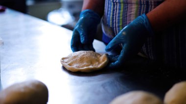 Fırın Çalışma Süreci. Profesyonel Fırın Mutfağında Tatlı Kek İşlemi Yapıyorum. Fırıncıların çalıştığı Sweets Pastanesi Üretim Süreci. Şekerleme Üretimi ve Endüstriyel Pasta Hazırlığı. Hamur ve Tatlı Yapımı Konsepti.