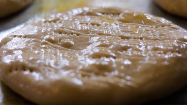 Fırın Çalışma Süreci. Profesyonel Fırın Mutfağında Tatlı Kek İşlemi Yapıyorum. Fırıncıların çalıştığı Sweets Pastanesi Üretim Süreci. Şekerleme Üretimi ve Endüstriyel Pasta Hazırlığı. Hamur ve Tatlı Yapımı Konsepti.