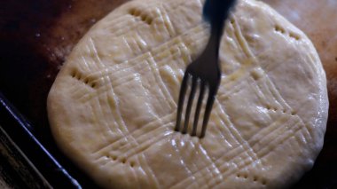 Fırın Çalışma Süreci. Profesyonel Fırın Mutfağında Tatlı Kek İşlemi Yapıyorum. Fırıncıların çalıştığı Sweets Pastanesi Üretim Süreci. Şekerleme Üretimi ve Endüstriyel Pasta Hazırlığı. Hamur ve Tatlı Yapımı Konsepti.