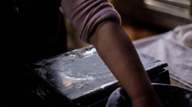 Fırın Çalışma Süreci. Profesyonel Fırın Mutfağında Tatlı Kek İşlemi Yapıyorum. Fırıncıların çalıştığı Sweets Pastanesi Üretim Süreci. Şekerleme Üretimi ve Endüstriyel Pasta Hazırlığı. Hamur ve Tatlı Yapımı Konsepti.