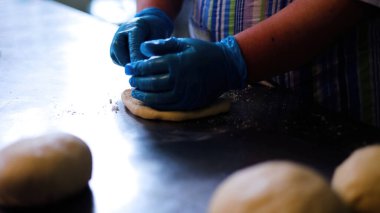 Fırın Çalışma Süreci. Profesyonel Fırın Mutfağında Tatlı Kek İşlemi Yapıyorum. Fırıncıların çalıştığı Sweets Pastanesi Üretim Süreci. Şekerleme Üretimi ve Endüstriyel Pasta Hazırlığı. Hamur ve Tatlı Yapımı Konsepti.