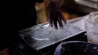 Fırın Çalışma Süreci. Profesyonel Fırın Mutfağında Tatlı Kek İşlemi Yapıyorum. Fırıncıların çalıştığı Sweets Pastanesi Üretim Süreci. Şekerleme Üretimi ve Endüstriyel Pasta Hazırlığı. Hamur ve Tatlı Yapımı Konsepti.