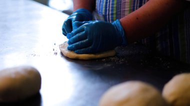 Fırın Çalışma Süreci. Profesyonel Fırın Mutfağında Tatlı Kek İşlemi Yapıyorum. Fırıncıların çalıştığı Sweets Pastanesi Üretim Süreci. Şekerleme Üretimi ve Endüstriyel Pasta Hazırlığı. Hamur ve Tatlı Yapımı Konsepti.