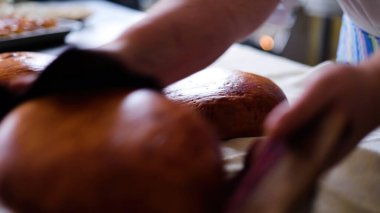 Fırın Çalışma Süreci. Profesyonel Fırın Mutfağında Tatlı Kek İşlemi Yapıyorum. Fırıncıların çalıştığı Sweets Pastanesi Üretim Süreci. Şekerleme Üretimi ve Endüstriyel Pasta Hazırlığı. Hamur ve Tatlı Yapımı Konsepti.