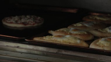 Fırın Çalışma Süreci. Profesyonel Fırın Mutfağında Tatlı Kek İşlemi Yapıyorum. Fırıncıların çalıştığı Sweets Pastanesi Üretim Süreci. Şekerleme Üretimi ve Endüstriyel Pasta Hazırlığı. Hamur ve Tatlı Yapımı Konsepti.