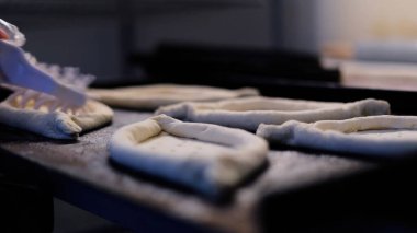 Fırın Çalışma Süreci. Profesyonel Fırın Mutfağında Tatlı Kek İşlemi Yapıyorum. Fırıncıların çalıştığı Sweets Pastanesi Üretim Süreci. Şekerleme Üretimi ve Endüstriyel Pasta Hazırlığı. Hamur ve Tatlı Yapımı Konsepti.