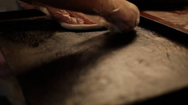 Fırın Çalışma Süreci. Profesyonel Fırın Mutfağında Tatlı Kek İşlemi Yapıyorum. Fırıncıların çalıştığı Sweets Pastanesi Üretim Süreci. Şekerleme Üretimi ve Endüstriyel Pasta Hazırlığı. Hamur ve Tatlı Yapımı Konsepti.