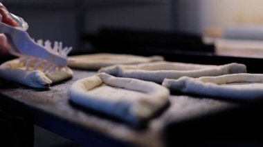 Fırın Çalışma Süreci. Profesyonel Fırın Mutfağında Tatlı Kek İşlemi Yapıyorum. Fırıncıların çalıştığı Sweets Pastanesi Üretim Süreci. Şekerleme Üretimi ve Endüstriyel Pasta Hazırlığı. Hamur ve Tatlı Yapımı Konsepti.