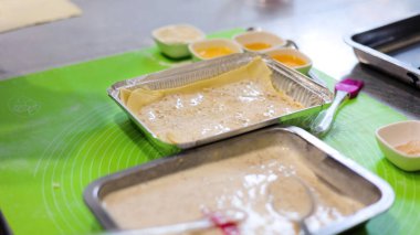 Fırın Çalışma Süreci. Profesyonel Fırın Mutfağında Tatlı Kek İşlemi Yapıyorum. Fırıncıların çalıştığı Sweets Pastanesi Üretim Süreci. Şekerleme Üretimi ve Endüstriyel Pasta Hazırlığı. Hamur ve Tatlı Yapımı Konsepti.