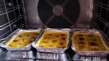 Fırın Çalışma Süreci. Profesyonel Fırın Mutfağında Tatlı Kek İşlemi Yapıyorum. Fırıncıların çalıştığı Sweets Pastanesi Üretim Süreci. Şekerleme Üretimi ve Endüstriyel Pasta Hazırlığı. Hamur ve Tatlı Yapımı Konsepti.