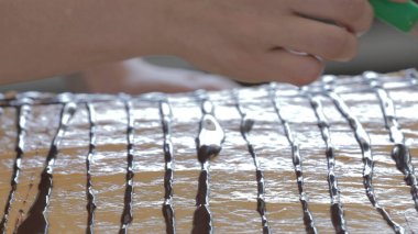 Fırın Çalışma Süreci. Profesyonel Fırın Mutfağında Tatlı Kek İşlemi Yapıyorum. Fırıncıların çalıştığı Sweets Pastanesi Üretim Süreci. Şekerleme Üretimi ve Endüstriyel Pasta Hazırlığı. Hamur ve Tatlı Yapımı Konsepti.