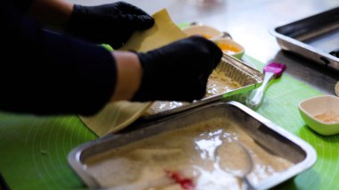 Fırın Çalışma Süreci. Profesyonel Fırın Mutfağında Tatlı Kek İşlemi Yapıyorum. Fırıncıların çalıştığı Sweets Pastanesi Üretim Süreci. Şekerleme Üretimi ve Endüstriyel Pasta Hazırlığı. Hamur ve Tatlı Yapımı Konsepti.