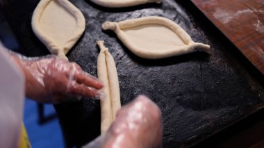 Fırın Çalışma Süreci. Profesyonel Fırın Mutfağında Tatlı Kek İşlemi Yapıyorum. Fırıncıların çalıştığı Sweets Pastanesi Üretim Süreci. Şekerleme Üretimi ve Endüstriyel Pasta Hazırlığı. Hamur ve Tatlı Yapımı Konsepti.