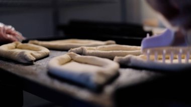 Fırın Çalışma Süreci. Profesyonel Fırın Mutfağında Tatlı Kek İşlemi Yapıyorum. Fırıncıların çalıştığı Sweets Pastanesi Üretim Süreci. Şekerleme Üretimi ve Endüstriyel Pasta Hazırlığı. Hamur ve Tatlı Yapımı Konsepti.