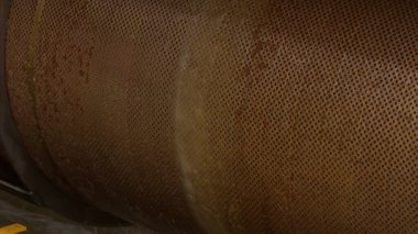 Apple Juice Prodüksiyon Fabrikası İçişleri, Taze Meyve İçecek Üretimi için Otomatik Şişeleme ve İşleme Hattı, Taşıyıcı Sistemli Endüstriyel Gıda İşleme Tesisi, Kalite Kontrol ve Makine Öğrenme Veri Tesisi.