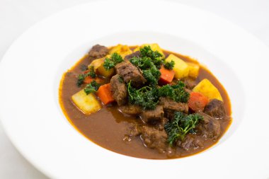 beyaz zemin üzerine sığır eti güveç