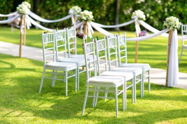 Bahçe içinde plaj düğün kurulmuş