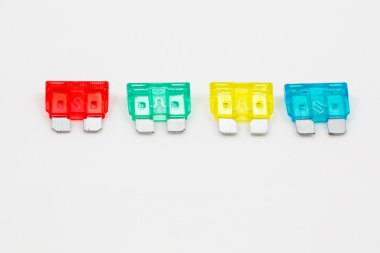 araç sigortaları, renkleri ve amper gücü ayırt