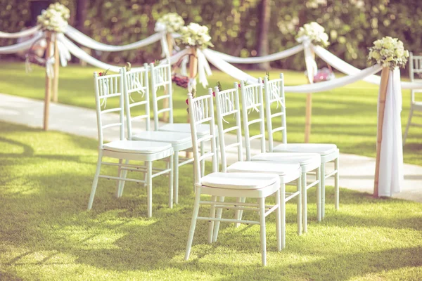 Bruiloft opgericht in tuin binnen strand — Stockfoto