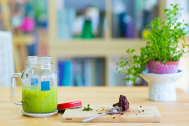 Buzlu yeşil çay kahve ve çikolata kek tatil