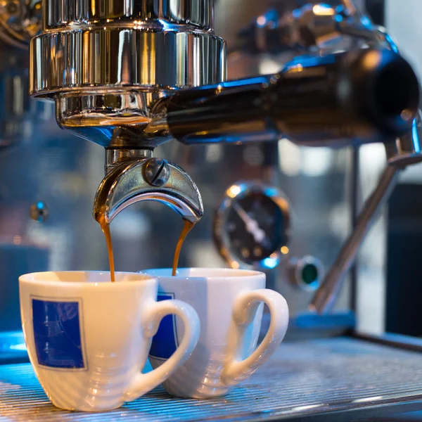 Prepara el espresso en su cafetería; de cerca —  Fotos de Stock