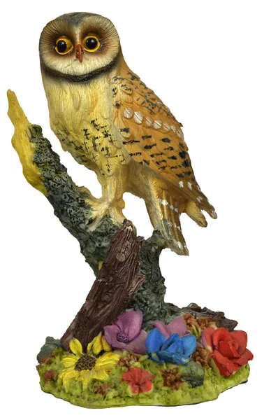 Eski ağaçta baykuş